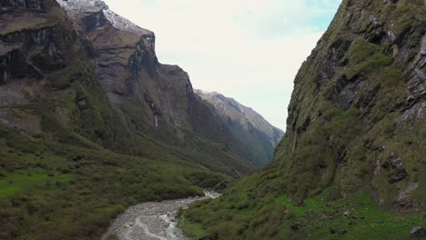 Luftaufnahmen-Von-Drohnen-Durch-Ein-Tal-Und-über-Einen-Bach-Im-Annapurna-Gebirge