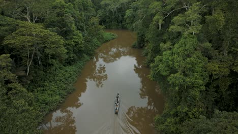 Agua-De-Río-Marrón-Con-Barco-De-Madera-Navegando-En-La-Selva-Amazónica