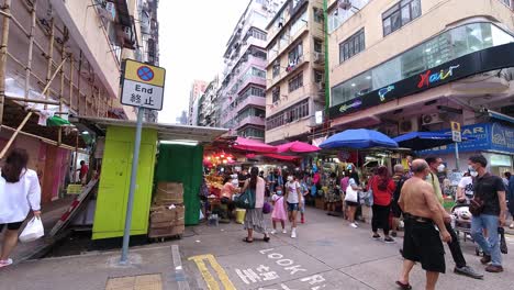 Lots-of-foot-traffic-by-shoppers-at-famous-Ladies-Market,-Mong-Kok
