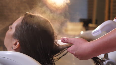 Hairdresser-steaming-a-woman´s-hair