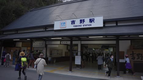 Kintetsu-Yoshino-Station-In-Der-Landschaft-Von-Nara-Im-Frühling