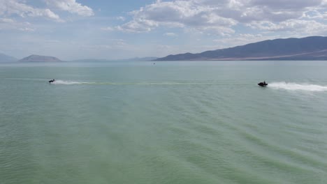 Fahrer-Auf-Jet-Ski-Sea-Doos-Im-Malerischen,-Wunderschönen-Utah-Lake-–-Luftaufnahme-Mit-Kopierraum-Im-Himmel