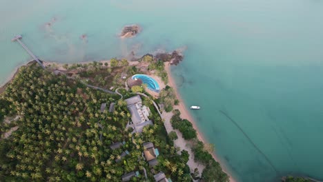 Playa-De-Isla-Tropical-En-El-Mar-Turquesa-De-Andaman-De-Tailandia-Durante-La-Puesta-De-Sol,-Antena