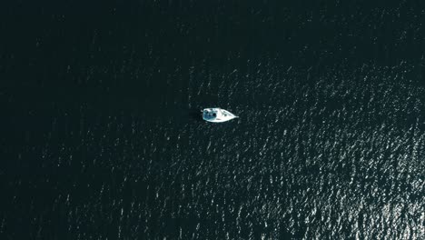 Weißes-Segelboot-Auf-Dem-Meer