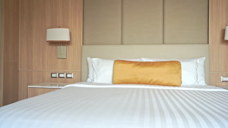 Kingsize-Bett-In-Einem-Hotelzimmer