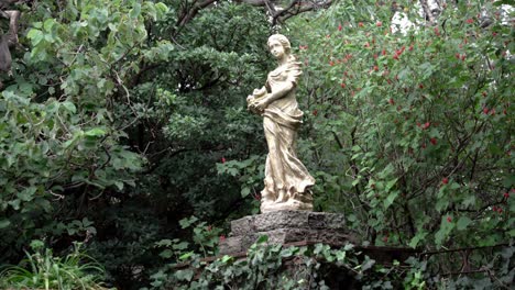 Eine-Skulptur-Einer-Frau-Mitten-Im-Wald