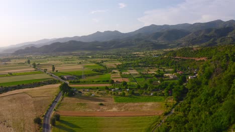 Paisaje-Verde-Montañoso-En-El-Valle-De-Permet,-Albania,-Europa