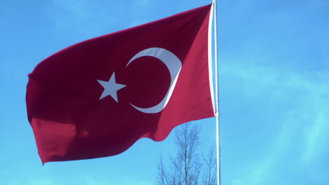 Bandera-Turca-De-Media-Luna-Y-Estrella-En-Rojo,-Ondea-En-Brisa-Lenta