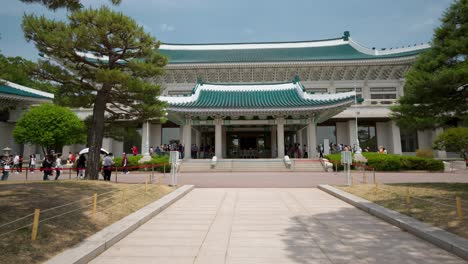 -Crowds-of-People-Visiting-Main-Office-Hall-Bon-gwan-in-Official-Residence-of-the-President-of-South-Korea