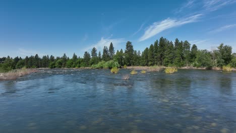Weitläufige-Luftaufnahme-Des-Spokane-River,-Der-An-Einem-Warmen-Sommertag-Fließt