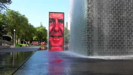 Alter-Mann-Lächelt-Interaktiver-öffentlicher-Kunstbrunnen-Im-Stadtpark-Im-Sommer