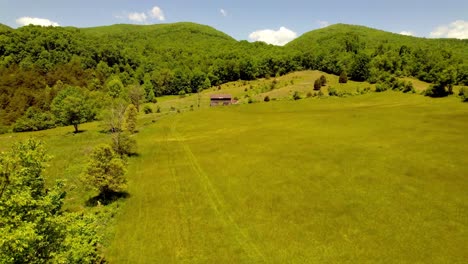 Luftaufnahme-Von-Niedrigem,-Langsamem-Vorstoß-In-Die-Alte-Scheune-Auf-Einem-Alten-Bauernhof-In-Der-Nähe-Von-Saltville,-Virginia