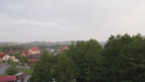 Graue-Wolken-Ziehen-über-Das-Dorf-Kolbudy-Im-Landkreis-Pommern