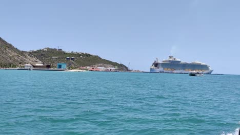 Schöner-Hafen-Von-Nassau-Mit-Einem-Riesigen-Kreuzfahrtschiff-Angedockt-Videohintergrund-In-4k