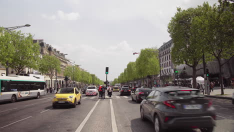 Starker-Verkehr-Und-Fußgänger-In-Paris-Champs-Elysees-In-Paris-Frankreich-4k