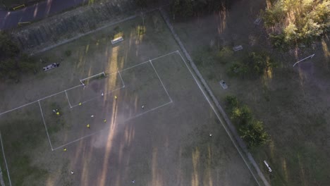 Jugadores-De-Fútbol-Amateur-Jugando-Partido-En-El-Campo-De-Fútbol-De-Buenos-Aires