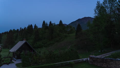 Lapso-De-Tiempo-De-La-Caída-De-La-Noche-En-Un-Pequeño-Pueblo-De-Montaña-Bohinj-Eslovenia-Europa