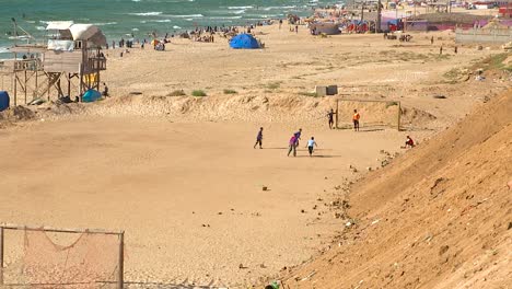 Fünf-Jungen-Spielen-Fußball-Am-Strand-In-Gaza,-Palästina