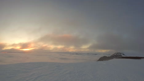 Lapso-De-Tiempo-Durante-El-Sol-De-Medianoche-Con-Nubes-En-Movimiento-En-El-Pico-De-La-Montaña-En-El-Norte-De-Escandinavia