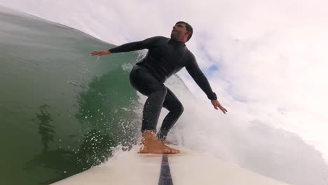 Surfer-Reitet-Auf-Einer-Grünen-Welle-Und-Bringt-In-Zeitlupe-Etwas-Wasser-In-Die-Luft,-Sintra-2022