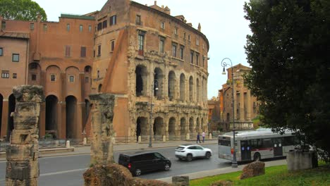 Shot-of-Theatre-of-San-Marcellus-accross-the-road-on-a-busy-day-in-Rome,-Italy