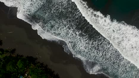 Atemberaubende-Drohnenaufnahme,-Brechende-Wellen,-Schwarzer-Sandstrand,-Playa-Hermosa,-Costa-Rica,-Full-HD