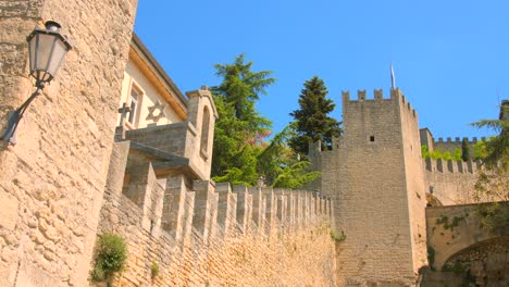 Alte-Befestigungsanlagen-Und-Mittelalterliche-Mauern-Von-San-Marino-In-Italien---Schwenk