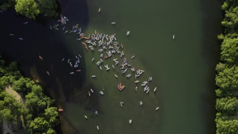 Aerial-view-of-many-paddlers-on-a-river-in-Austin,-USA---screwdriver,-drone-shot