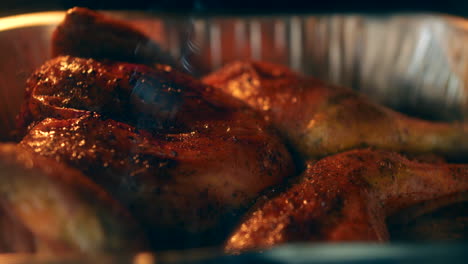 Pollo-Asado-Dorado-Cocinado-En-Un-Horno-En-Una-Bandeja-Para-Hornear-De-Hojalata