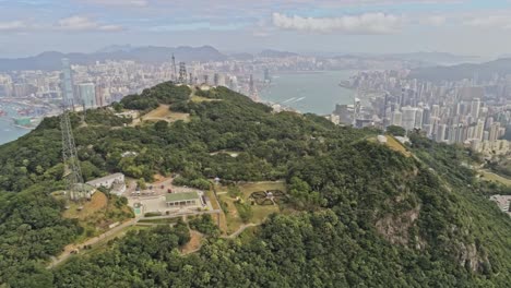 Vista-Aérea-Del-Pico-Con-La-Torre-De-Señales-En-Hong-Kong