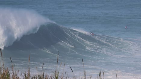 Nazare,-Portugal,-Aufnahme-Eines-Jetskis,-Der-Einen-Big-Wave-Surfer-Antreibt,-Um-In-Nazare,-Portugal,-Auf-Einer-Riesigen-Welle-Zu-Reiten