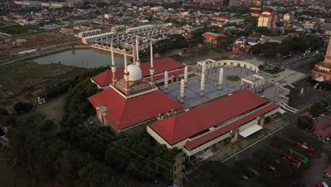 Vista-Descendente-De-Drones-Mirando-La-Mezquita-De-La-Ciudad-De-Semarang-Al-Atardecer-En-El-Centro-De-Java-Indonesia