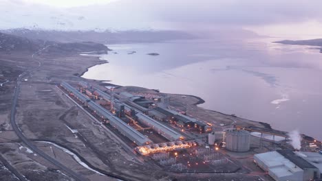 Fábrica-De-Instalaciones-De-Fundición-De-Aluminio-Alcoa-Fjardaál-En-Islandia-Durante-El-Amanecer