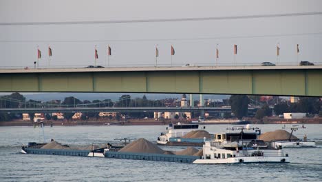 Köln-Mit-Zoobrücke-Mit-Frachtschiff-Auf-Dem-Rhein