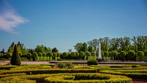 Jardín-Ornamental-Con-Fuente-Fuera-Del-Castillo-En-Letonia