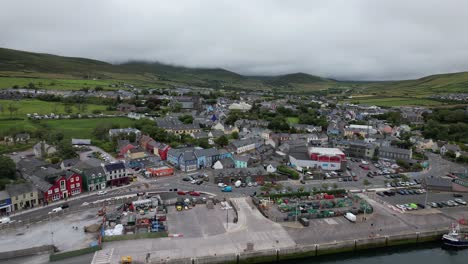 Dingle-Hafen-Und-Stadt-County-Kerry-Irland-Drohnen-Luftaufnahme