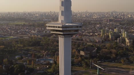 Popular-Torre-Espacial-Y-Paisaje-Urbano-De-Fondo,-Buenos-Aires-En-Argentina