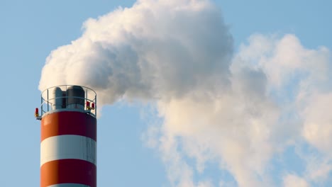 Luftverschmutzung-Durch-Weißen-Rauch-Aus-Den-Rohren-Einer-Industriefabrik