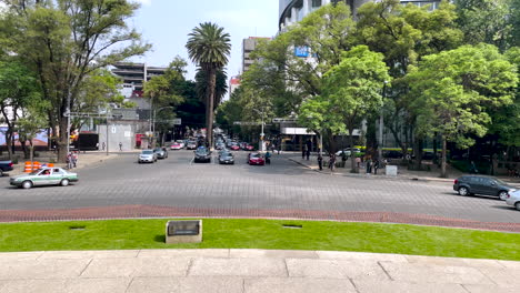 Szene-Von-Fahrzeugen,-Die-Durch-Den-Kreisverkehr-Des-Engels-Der-Unabhängigkeit-Am-Paseo-De-La-Reforma-In-Mexiko-Stadt-Fahren