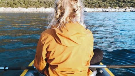 Blonde-Frau-Entspannt-Sich-In-Einem-Kajak-In-Kroatien-Am-Meer