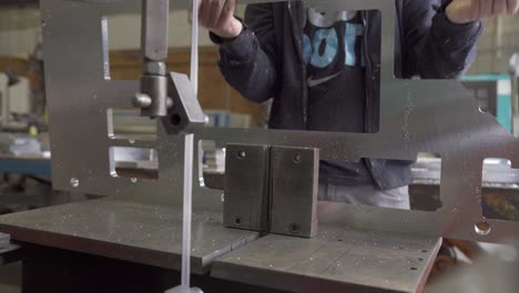 Trabajador-Que-Prepara-Aluminio-Para-Cortar,-Producción-De-Fabricación-De-Metales