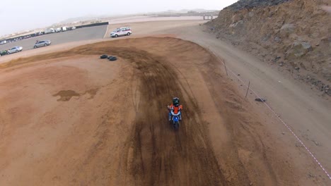 Overhead-Aufnahme-Eines-Motocross-Kinderfahrers-In-Aktion-Beim-Motocross,-Saudi-Arabien