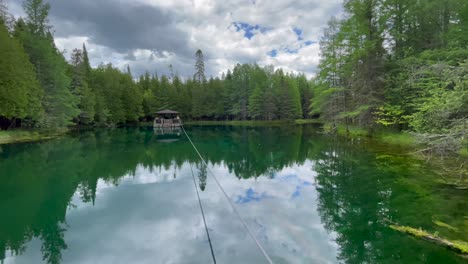 Lago-Kitch-iti-kipi-Michigan-Hermoso-Lago-Pequeño-De-Agua-Clara-En-Un-Día-Nublado-Brillante-Con-árboles-Naturaleza