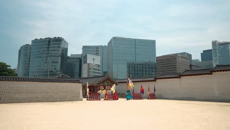 Changing-of-the-Royal-Guard-with-Royal-Flags-ceremony-near-Gwanghwamun-at-the-Gyeongbokgung-Palace-in-Seoul-city,-South-Korea