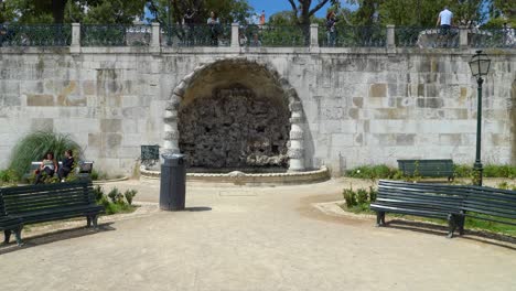 Menschen-Genießen-Den-Blick-Auf-Lissabon-Von-Der-Spitze-Des-Alcantara-Gartens