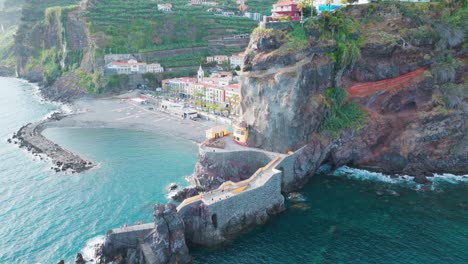 Luftaufnahme-Des-Strandes-Und-Piers-Von-Ponta-Do-Sol-Auf-Der-Insel-Madeira,-Portugal