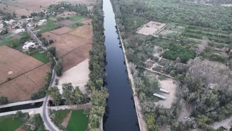 Vista-Aérea-De-Pájaro-Sobre-La-Línea-Principal-Del-Canal-Bahawal-Junto-Al-Parque-Nacional-Lal-Suhanra-En-Punjab