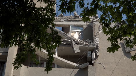 Las-Ramas-De-Los-árboles-Se-Balancean-Frente-A-Una-Sección-De-Balcón-Destruida-De-La-Universidad-Nacional-De-Mykolaiv-Luego-De-Un-Ataque-Con-Misiles-Rusos-En-El-Edificio-Un-Día-Antes