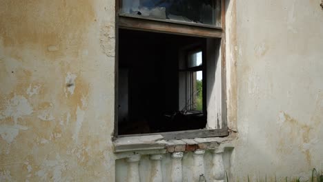 Lange,-Sanfte-Zeitlupenaufnahme-Eines-Weißen,-Verlassenen-Hauses-Mit-Zerbrochenem-Fenster