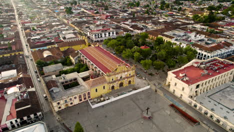 Rotationsluftaufnahme-Der-Kirche-Und-Des-Hauptplatzes-In-San-Cristobal-De-Las-Casas-In-Chiapas,-Mexiko